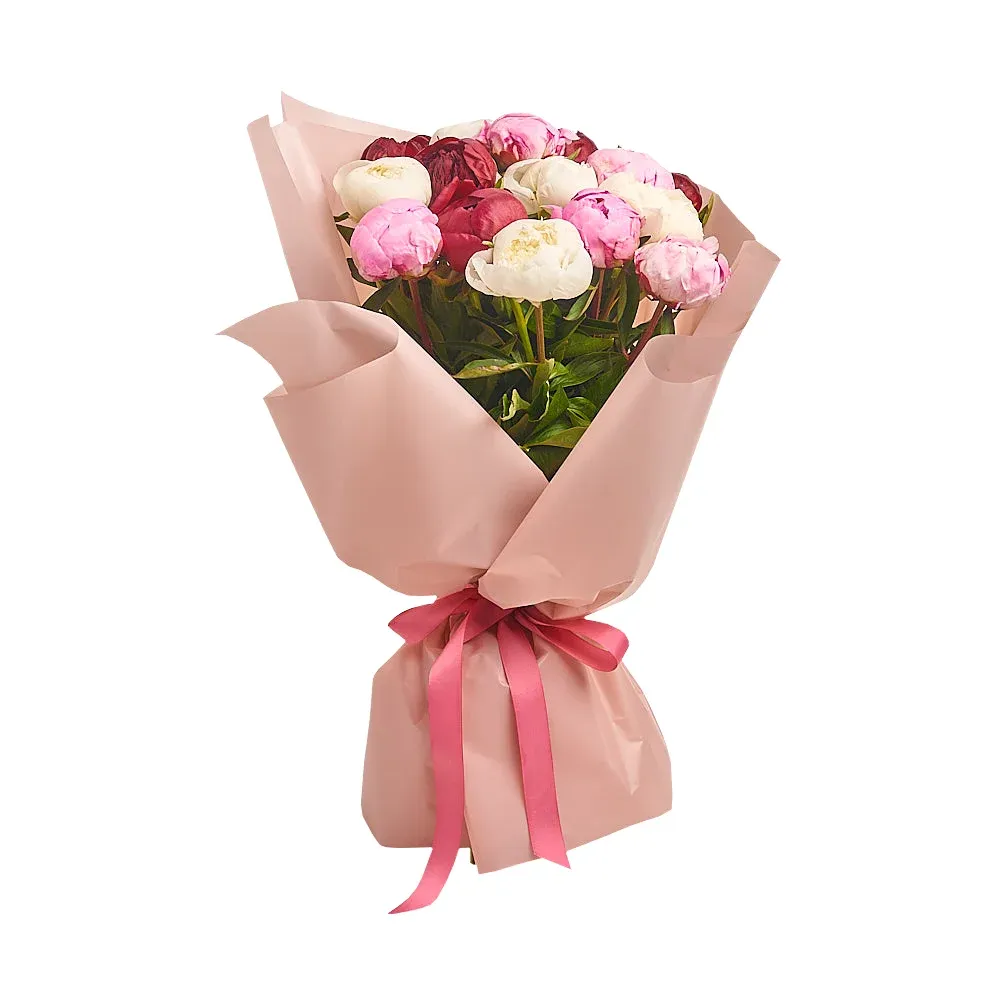 Букет из 15 разноцветных пионов