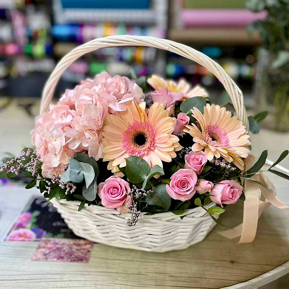 Цветы в корзине